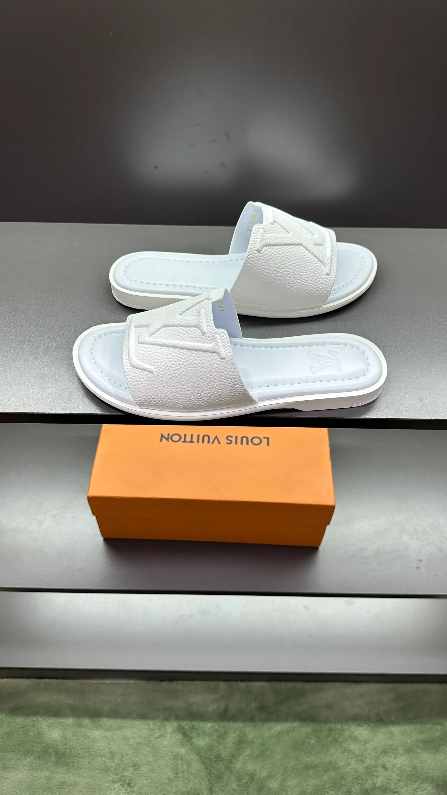 P300 🔍LV Men's Spring and Summer Slippers Counter Synchronization. The uppers are imported cowhide fabrics from Italy, with logo graphics and high-quality craftsmanship. Soles: original soles specially provided by the original factory. Exclusive movable molded soles are super comfortable. Original factory follow-up orders. 🔍🔍High quality. You can enter and leave the counter at will. Welcome to compare. Code number 38-45 No. 058